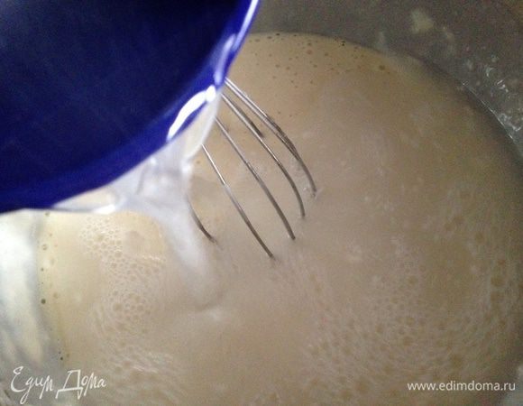 Влить кипяток в тесто и быстро перемешать. Если тесто получилось густоватым, можно добавить еще либо кефира, либо кипятка. Соответственно, если тесто жидковатое, можете добавить еще чуть муки!)