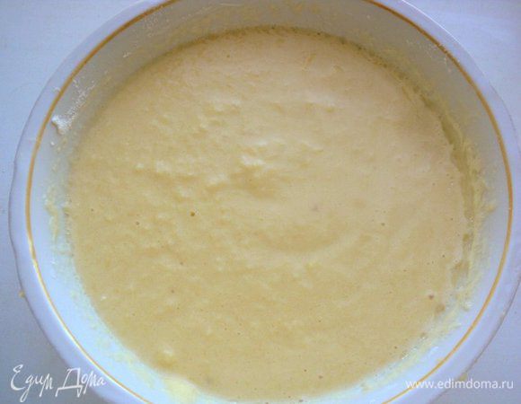 Посолить и всыпать муку. Перемешать тесто до однородности. Затем влить в него 1 ст. ложку растительного масла и ещё раз тщательно перемешать.