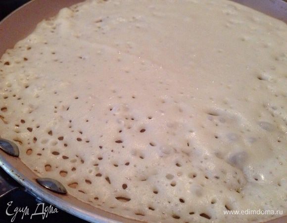 Пожарить блины на хорошо разогретой сковороде. Пекутся они очень быстро, переворачиваются отлично, поэтому  сковородку предварительно не стоит ничем смазывать!