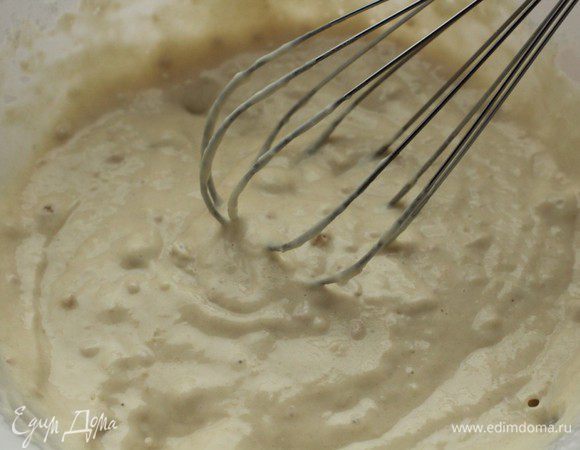 Для опары смешать просеянную муку и дрожжи, добавить теплое молоко. Перемешать, затянуть пленкой, накрыть полотенцем и оставить в теплом месте на 1 ч.