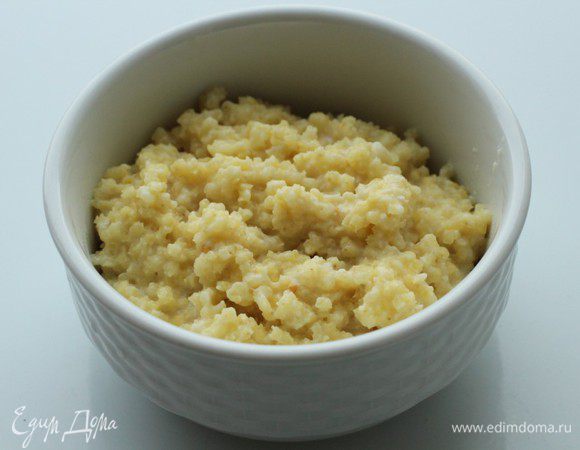 Пшено промыть, положить в кастрюлю, залить 1 л подсоленной воды и довести до кипения. Воду слить, залить пшено молоком, добавить соль, сахар и сварить до готовности. Готовую кашу остудить и протереть через сито.