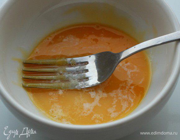 Яйца разделить на желтки и белки. Желтки перемешать, добавить растопленное сливочное масло.