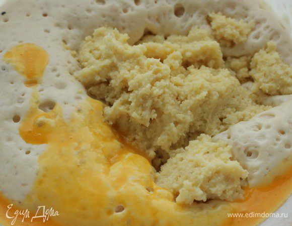 Соединить опару, пшено и яйца с маслом. Перемешать и дать повторно подойти в теплом месте 40-60 минут.