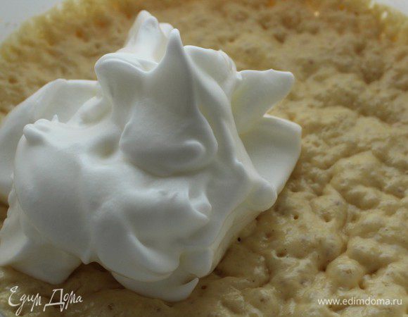 Белки взбить в стойкую пену, добавить в тесто и аккуратно перемешать. Дать подойти третий раз 40-60 минут.