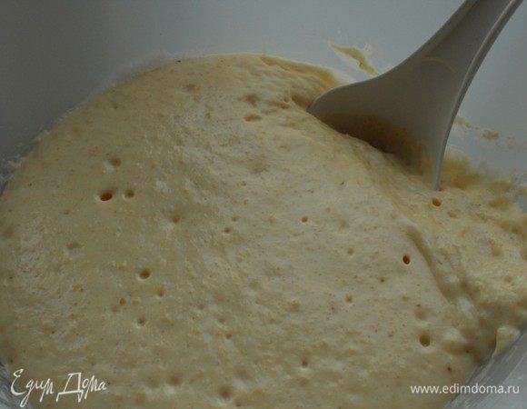 Не перемешивая тесто выпекать блины на раскаленной сковороде, смазанной маслом.