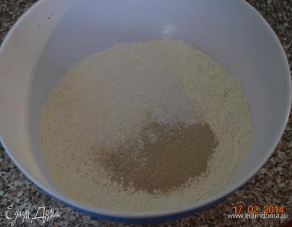 В миске смешать муку, дрожжи, соль и сахар.