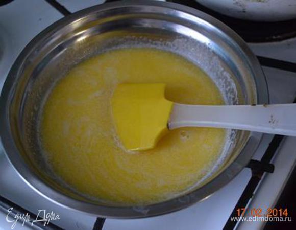 Молоко подогреть и растопить в нем сливочное масло.