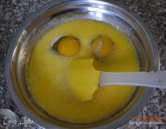 Молоко слегка остудить и размешать с яйцами до однородности.