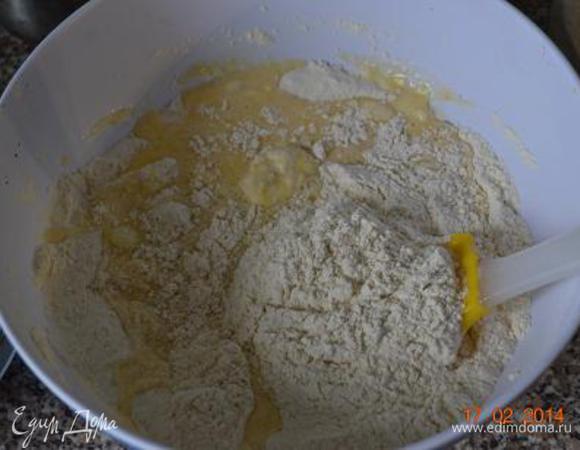 Влить жидкую массу к муке, 