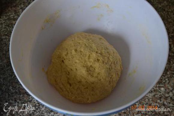 Замесить мягкое и немного липкое тесто, накрыть и оставить на 1,5 часа в теплом месте.