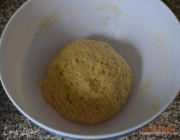 Замесить мягкое и немного липкое тесто, накрыть  и оставить на 1,5 часа в теплом месте.