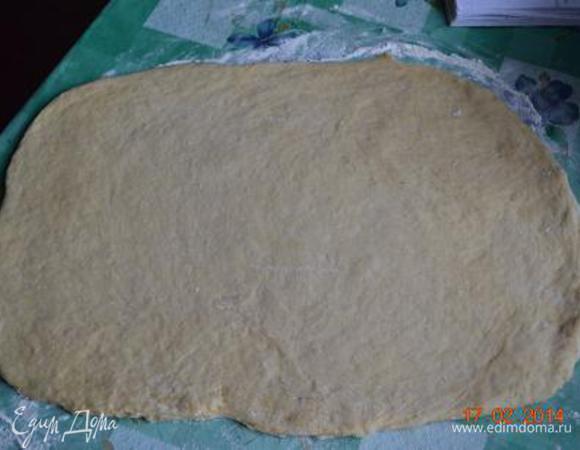 Подошедшее тесто раскатать в тонкий пласт толщиной  в 0,5 см