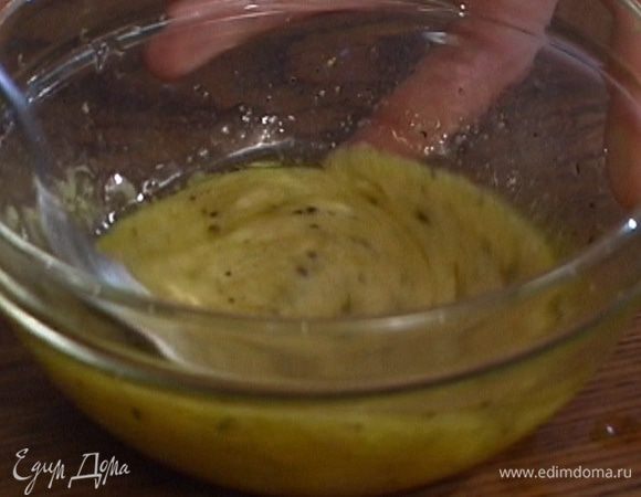 Приготовить заправку: из половинки лимона выжать сок, смешать с горчицей, добавить уксус, оливковое масло, соль и перец, слегка взбить все вилкой.