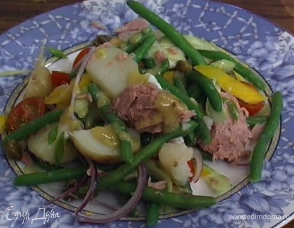 Полить салат заправкой и подавать.