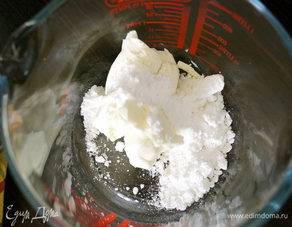 Сыр маскарпоне комнатной температуры взбить с сахарной пудрой. Добавить ванилин.