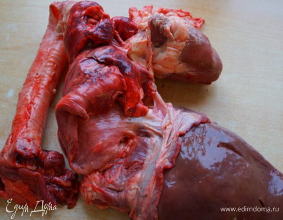 Бараний ливер помыть и поставить варить в подсоленной воде. Через 30-40 минут добавляем мяту и петрушку, продолжаем варить еще 20-30 минут. 