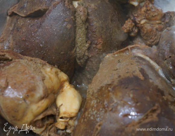 Снять с огня, вытянуть из бульона, охладить. Порезать на мелкие тонкие полоски.