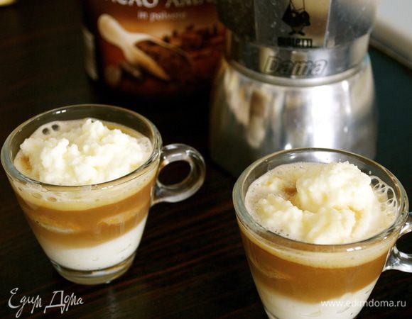 Сверху выложить еще крем. Залить все осторожно горячим кофе. 