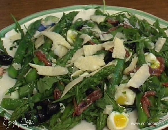 Полить салат заправкой, добавить анчоусы, посыпать руколой и натертым сыром.