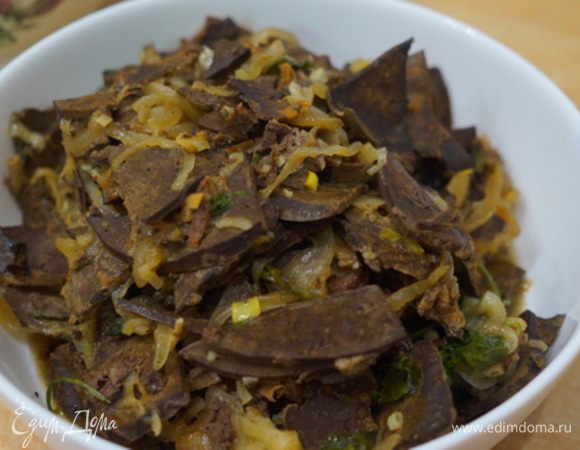 Соединяем лук с ливером, перчим, солим по вкусу. Вот и готово блюдо. Подавать к столу можно как с овощами, макаронами, так и самостоятельным блюдом.