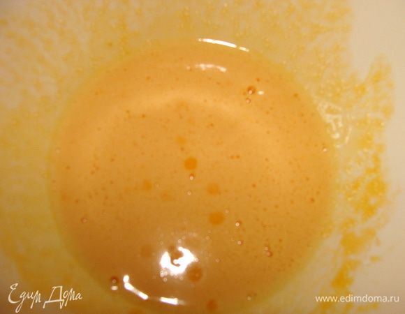 Отделить желтки от белков. Желтки взбить венчиком с 1/2 сахара.