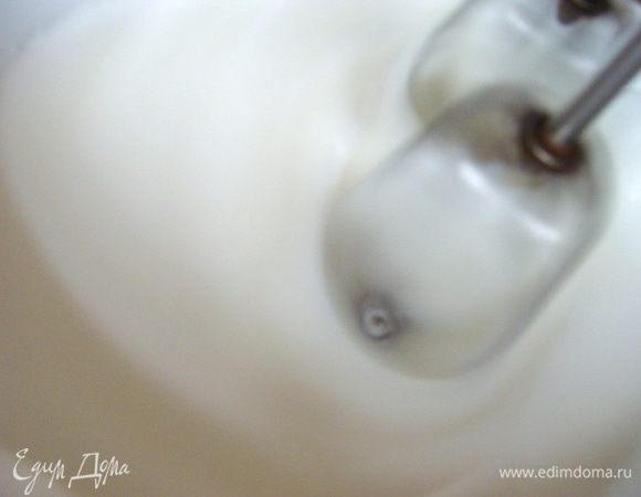 Белки взбить в густую пену до устойчивых пиков, с щепоткой соли. Потом добавить оставшийся сахар, продолжая взбивать.