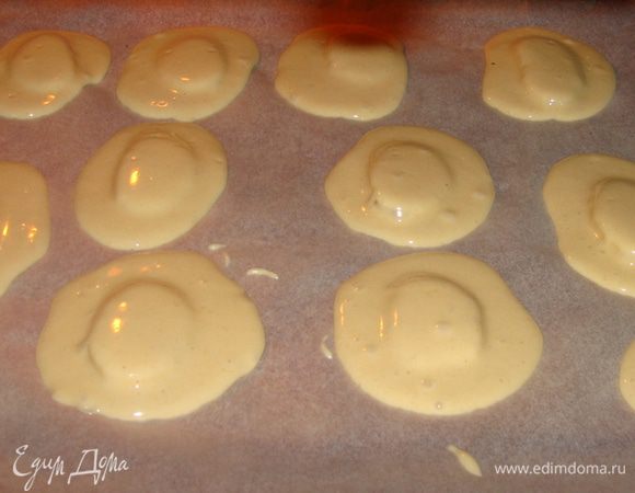 Сверху налить чайной ложкой тесто. У меня получилось 10 крупных печенек. Примерно 8 на 6 см.