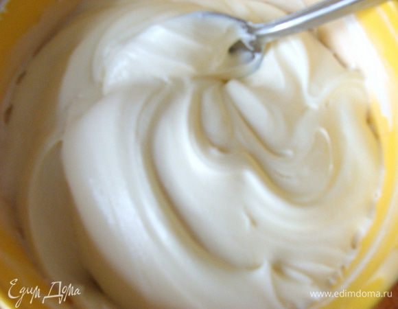 Маскарпоне взбить со сгущенным молоком.