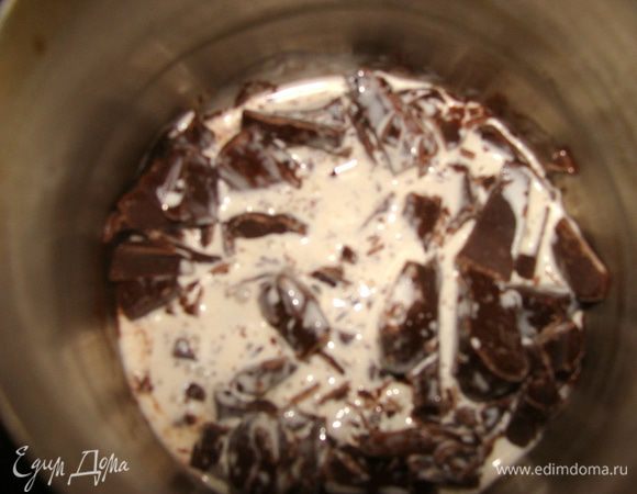 Шоколад измельчить, добавить сливки и растопить на водяной бане. 