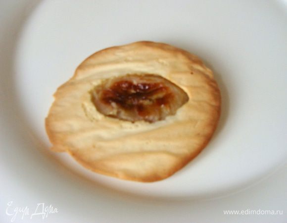 На тарелку выкладываем одно печенье.