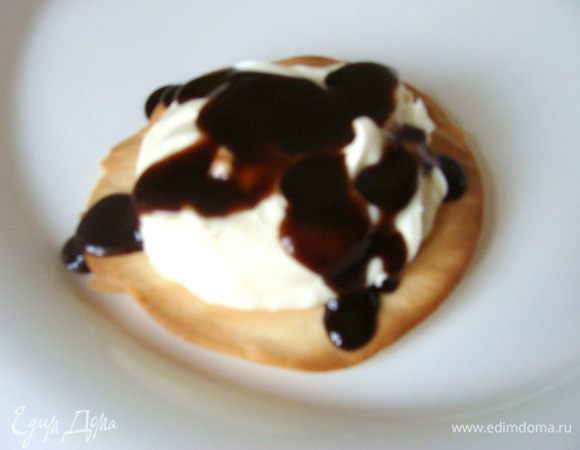 Поливаем шоколадом.