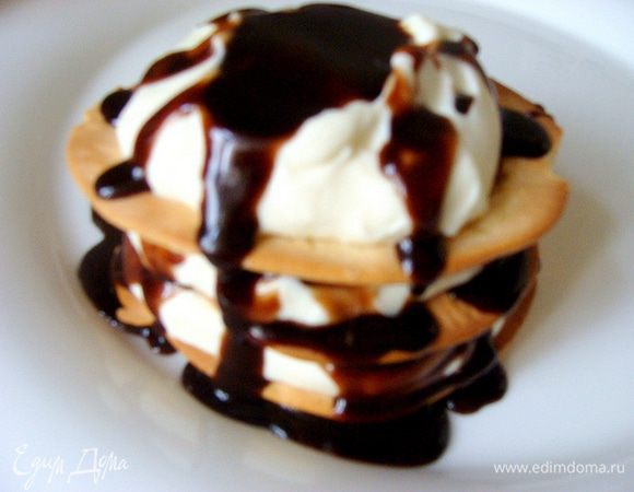 И так повторяем столько раз, сколько вы хотите слоев. У меня в итоге получилось две башенки из 5 печенек. 2 печенья, я съела по дороге))))