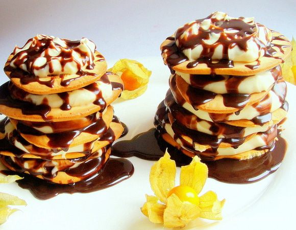 Поставить в холодильник на несколько часов для пропитки. Но можно и сразу подать, тогда только разрезать будет сложно)))) Придется кушать слоями!