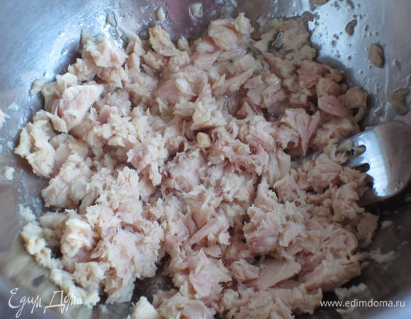 Тунца размять вилкой.