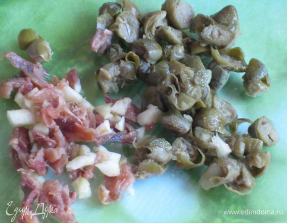 Мелко нарезать анчоусы, каперсы, чеснок....