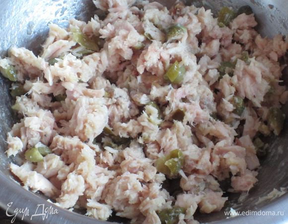 ..... и соединить с тунцом. Поперчить и хорошо перемешать.