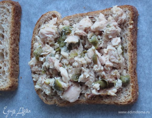 Разложить начинку на 4 куска хлеба.