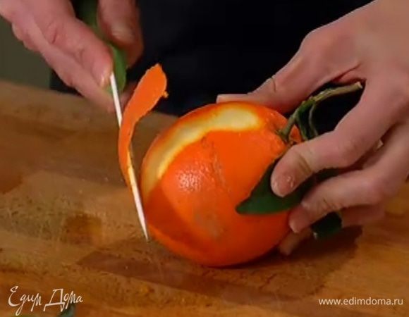 Цедру второго апельсина срезать ножом тонкими полосками.