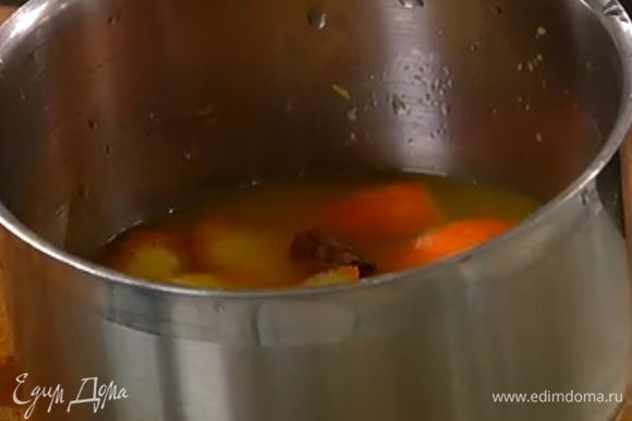 Приготовить сироп: в небольшой кастрюле соединить апельсиновый сок, цедру, нарезанную полосками, корицу, бадьян, 4 ст. ложки коричневого сахара и уварить на небольшом огне, чтобы получился сироп.