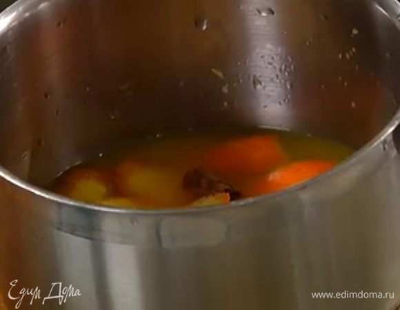 Приготовить сироп: в небольшой кастрюле соединить апельсиновый сок, цедру, нарезанную полосками, корицу, бадьян, 4 ст. ложки коричневого сахара и уварить на небольшом огне, чтобы получился сироп.