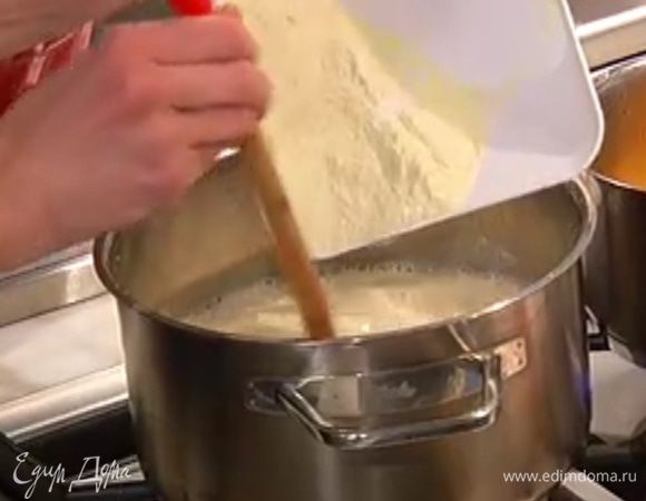 Семолину перемешать с солью и всыпать в кастрюлю с разогретым молоком. Помешивая, варить на небольшом огне, когда масса загустеет, огонь выключить.