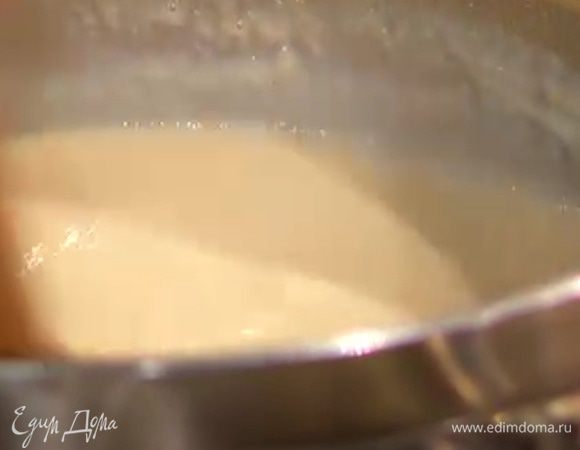 Добавить предварительно размягченное сливочное масло и все перемешать, затем массу немного остудить.