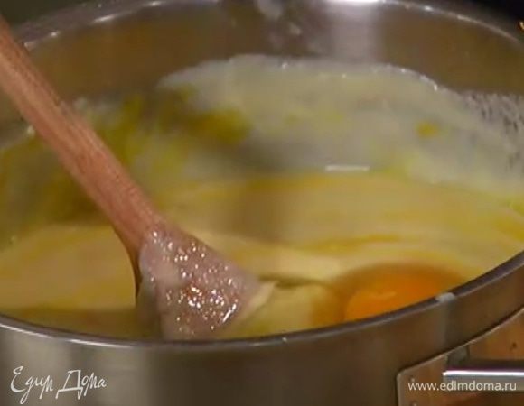 По одному ввести яйца, каждый раз вымешивая тесто.