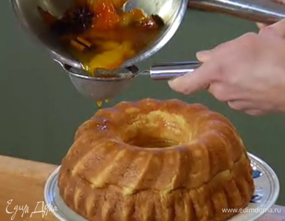 Остывший пудинг перевернуть и полить сиропом.