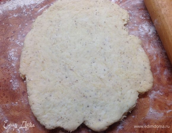 Смешать все ингредиенты для теста, хорошо его вымесить, раскатать толщиной 1,5 см. Выходит ровно 12 булочек. 