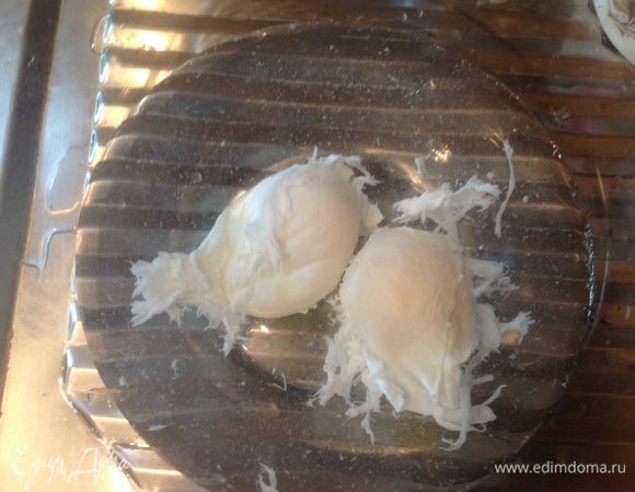 Сделать яйцо пашот: в большой кастрюле вскипятить воду, добавить ложку уксуса, уменьшить огонь до минимума, сделать ложкой водоворот и вбить яйцо. ( пока получилось перевела много яиц, но оно того стоит)