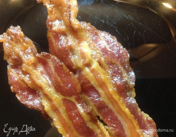Поджарить бекон до хруста.