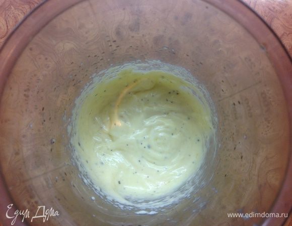 Желтки взбить с солью, перцем и соком лимона. Продолжая взбивать тонкой струйкой вливаем горячее, растопленное сливочное масло.