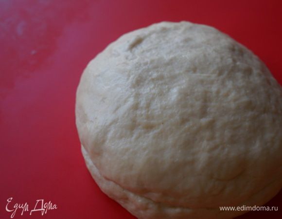 Замешиваем дрожжевое тесто: опара-дрожжи, сахар, молоко теплое, вода теплая. Затем  в опару добавляем растительное масло, соль, крахмал, манку и муку. Дважды даем тесту подойти, а тем временем готовим ливерный фарш.