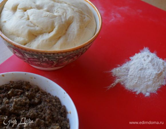 На столе ливер, тесто, мука...